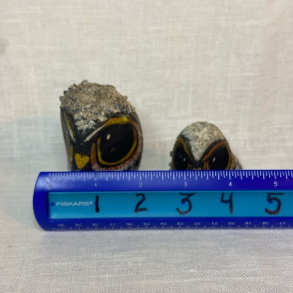 Painted rock paperweights/figurines (2) Owls/yellow and black - Picture 3 of 5